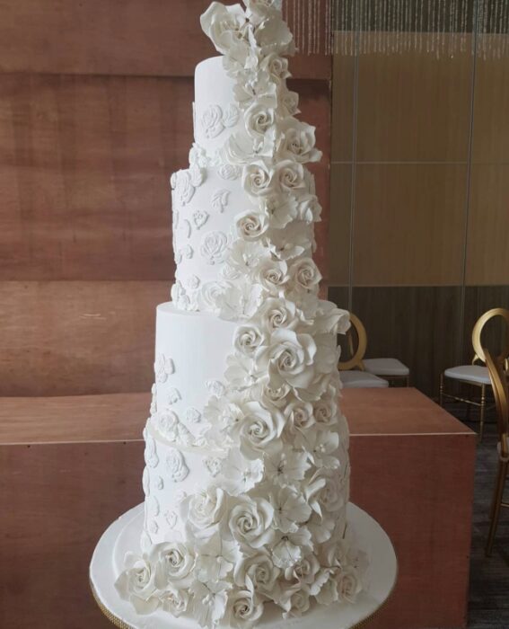 Heladodelicia - Floral Cake -featured on OmaStyle Bride