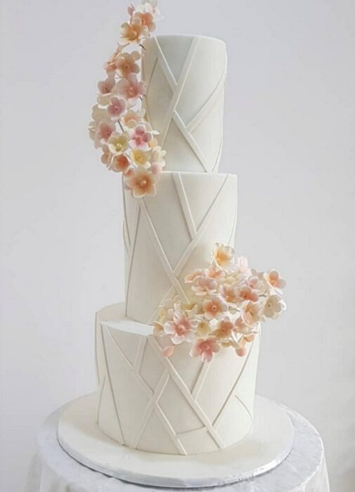 Heladodelicia - SugarFlowers Cake -featured on OmaStyle Bride