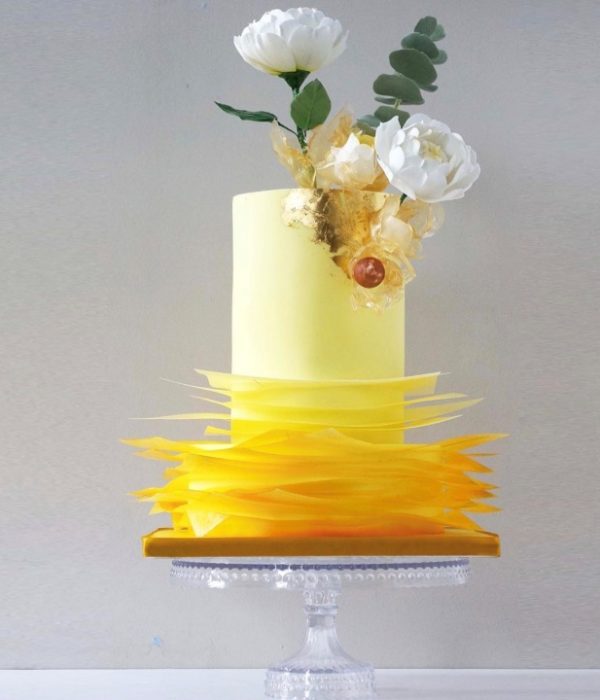 stunning floating tier cake -omastylebride.com